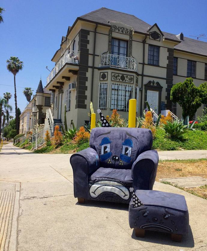 „Já mám taky duši!“ Umělec maluje na vyhozené předměty smutné klauní obličeje