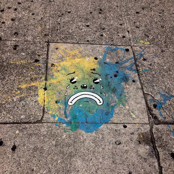 „Já mám taky duši!“ Umělec maluje na vyhozené předměty smutné klauní obličeje