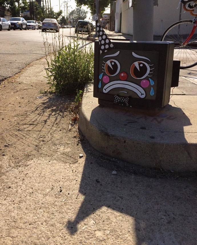 „Já mám taky duši!“ Umělec maluje na vyhozené předměty smutné klauní obličeje