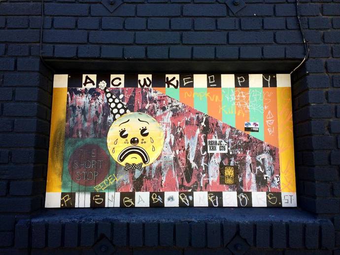 „Já mám taky duši!“ Umělec maluje na vyhozené předměty smutné klauní obličeje