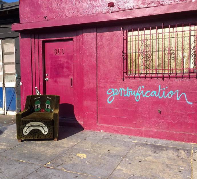 „Já mám taky duši!“ Umělec maluje na vyhozené předměty smutné klauní obličeje