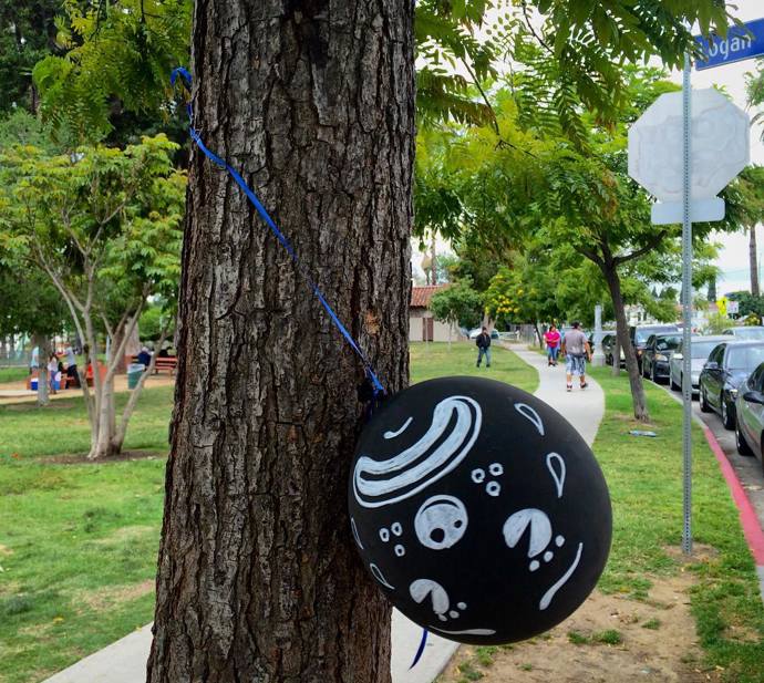 „Já mám taky duši!“ Umělec maluje na vyhozené předměty smutné klauní obličeje