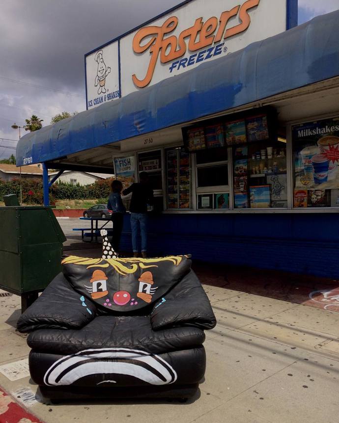 „Já mám taky duši!“ Umělec maluje na vyhozené předměty smutné klauní obličeje