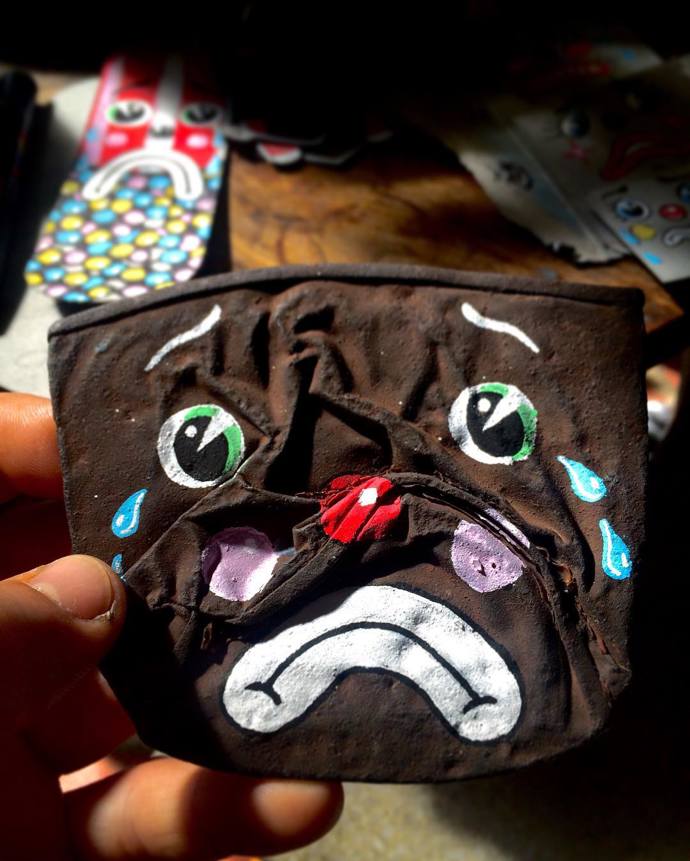 „Já mám taky duši!“ Umělec maluje na vyhozené předměty smutné klauní obličeje