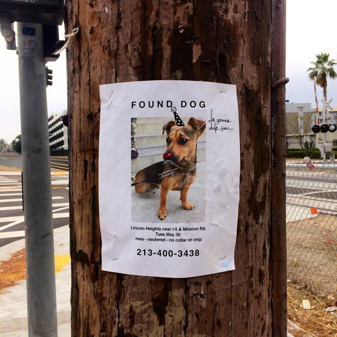 „Já mám taky duši!“ Umělec maluje na vyhozené předměty smutné klauní obličeje