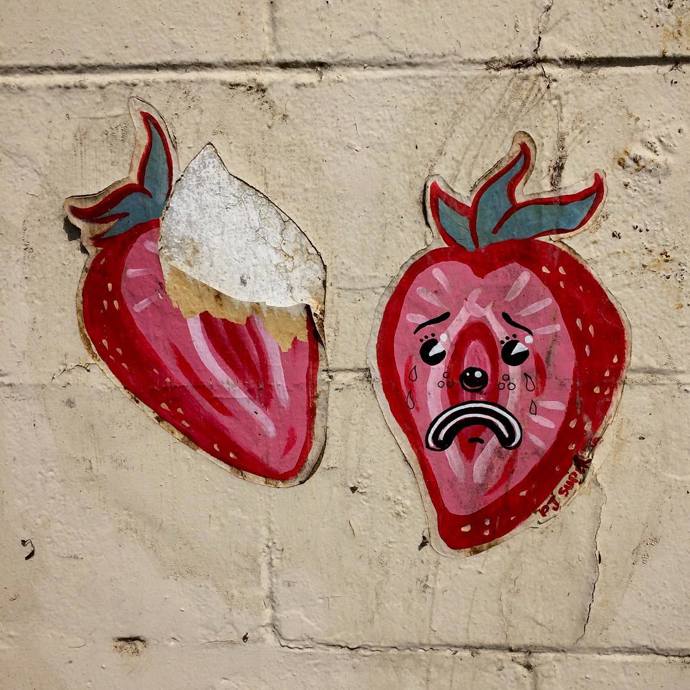 „Já mám taky duši!“ Umělec maluje na vyhozené předměty smutné klauní obličeje