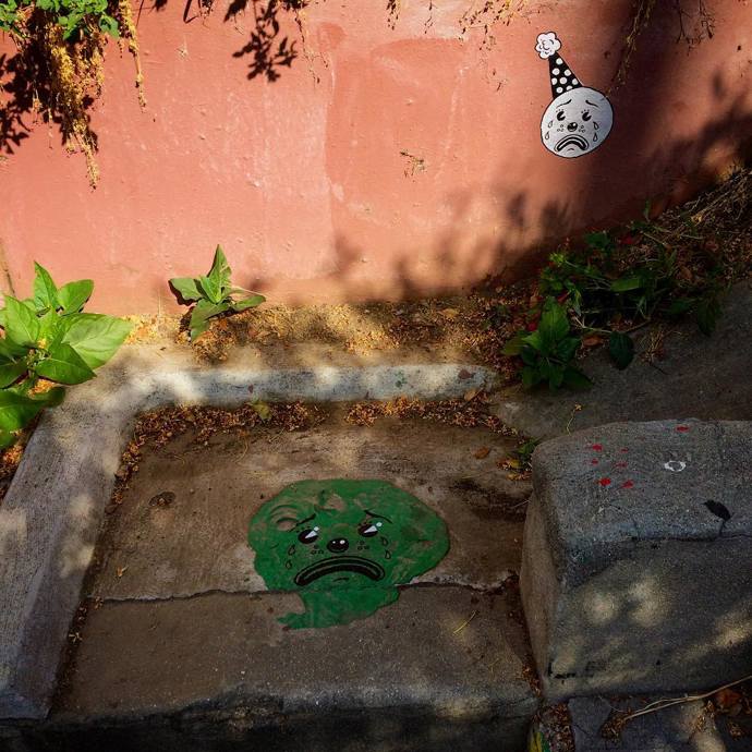 „Já mám taky duši!“ Umělec maluje na vyhozené předměty smutné klauní obličeje