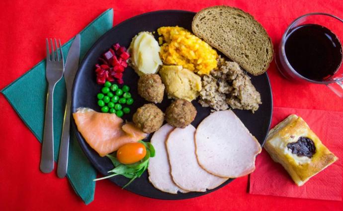 1. Finsko: severský národ čerpá z darů moře – na stole tak nechybí losos s koprem. Snad typičtější je ale pečená šunka a finský tuřín.