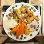 2. Anglie: britský krocan s nádivkou a brusinkovou omáčkou je pověstný. Nezapomeňme však na mini párečky v rohlíku, brambory a tuřínové pyré, které anglickou tabuli dotváří.