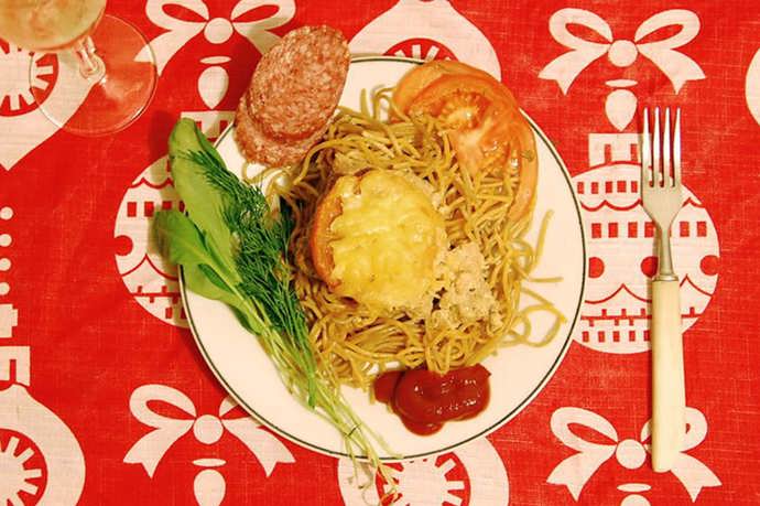 4. Rusko: významnějším dnem je Silvestr, během nějž si Rusové pochutnávají na těstovinách s vepřovým masem, sýrem, uzeninou a zeleninou.