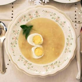 5. Španělsko: jako předkrm nemůže chybět kuřecí polévka s vejcem, cizrnou a mátou. Následuje sušená šunka, fermentovaný salám salchichon a ovší sýr manchego. Štědrovečerní večeři završují steakem ze svíčkové marinovaným v pomerančové omáčce spolu s plísňovým sýrem.