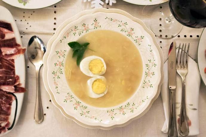 5. Španělsko: jako předkrm nemůže chybět kuřecí polévka s vejcem, cizrnou a mátou. Následuje sušená šunka, fermentovaný salám salchichon a ovší sýr manchego. Štědrovečerní večeři završují steakem ze svíčkové marinovaným v pomerančové omáčce spolu s plísňovým sýrem.