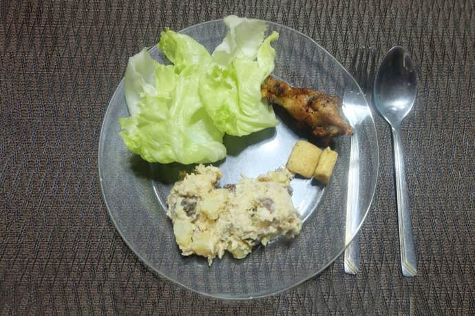 6. Filipíny: ostrované začínají pečeným kuřetem s bramborovým salátem a rýžovými krekry a končí pečeným prasetem a nudlemi pancit malabon smíchanými se smaženými vepřovými kůžemi, vejce a krevetami.