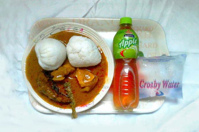 8. Ghana: polévka z palmových ořechů podávaní s rýžovými koulemi, kuřetem a  rybou.