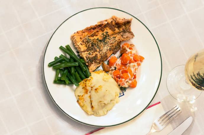 10. USA: losos s bramborovou kaší a dušenou zeleninou nesmí chybět na žádném stole, stejně jako jeden z následujících tří koláčů: jablečný, třešňový a pekanový.