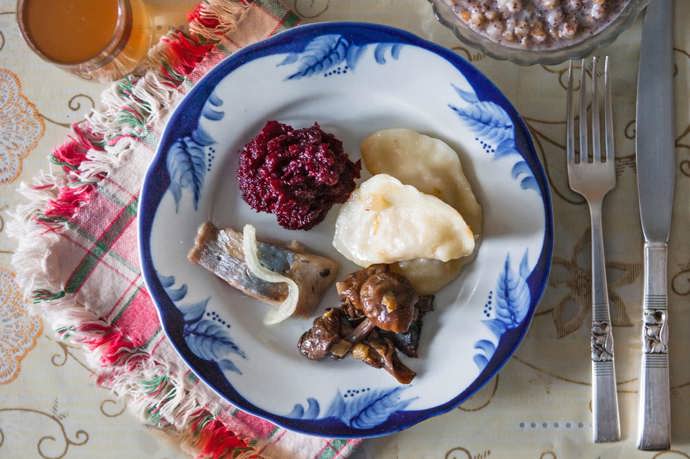 11. Černá Hora: neodmyslitelnou součástí černohorské štědrovečerní tabule jsou varenyky, plněné taštičky z těsta, podávané spolu se zelím, nakládanou bílou rybou a houbami. Na závěr si místní dopřávají pšeničnou kaši s medem, rozinkami, ořechy a mákem.