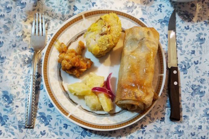 14. Srbsko: nejdůležitější částí je domácí chléb česnica, v němž je schovaná mince. Chléb pak členové rodiny společně roztrhnou a majitele kousku s mincí pak následující rok čeká štěstí. Chléb je pak doplněn o rybu, pečené fazole a cibuli.