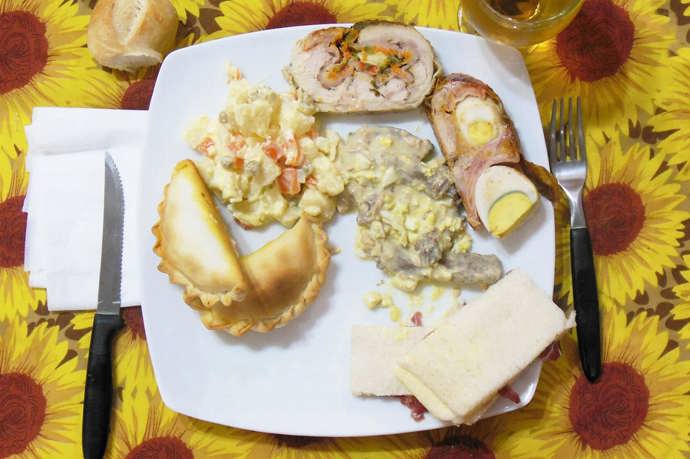 16. Argentina: v tomto jihoamerickém státe zažívají na Vánoce masové hody. Na talíři nechybí telecí v tuňákové omáčce, kuře nadívané šunkou, sýrem a vejci či koláčky plněné masem a cibulí.