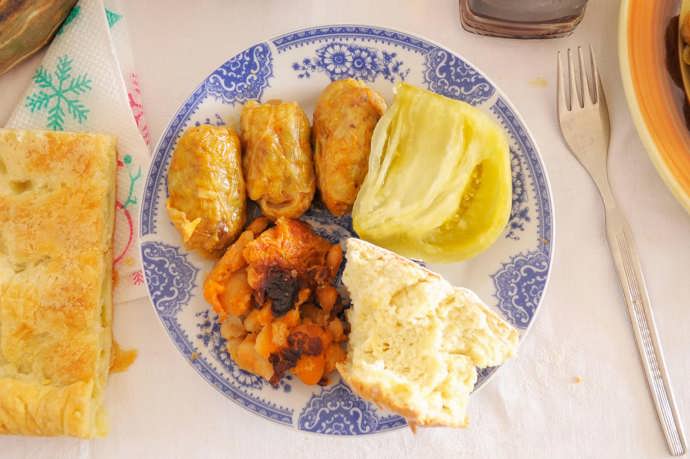 17. Makedonie: tento národ se řídí podle byzantského kalendáře, takže slavnostně hoduje až 6. prosince. Maso na stole však nehledejte – zato pórkový koláč, chléb, fazole a vařené kaštany ano.