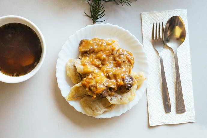 18. Ukrajina: ani tady nechybí varenyky, tedy plněné těstové taštičky. Podávají se s houbovou omáčkou nebo zakysanou smetanou.