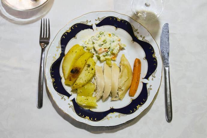 19. Chorvatsko: místní lahůdko je zde na Štědrý večer tzv. sarma, tedy kapustové balenky plněné masem. K nim Chorvati ukusují pečené brambory, cibuli a mrkev.