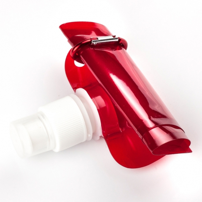 15. Skládací lahev. Doplňovat tekutiny je třeba nejen na cestách. Klasické lahve na vodu ale mohou zabírat spoustu místa. Problém vyřeší znovupoužitelná skládací lahev.