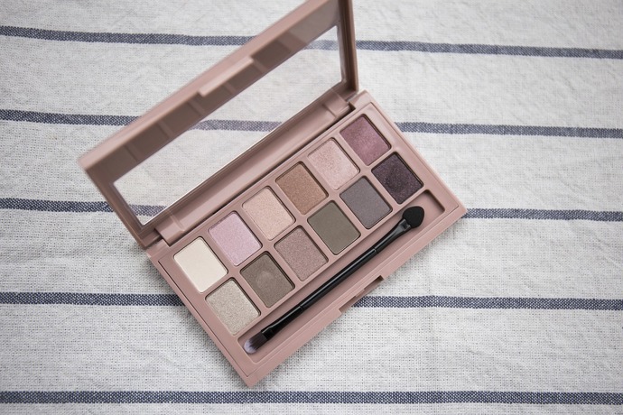 23. Multilíčidlo. Dámy mohou při letištní kontrole tekutin narazit na problém. Přípustné bývá maximálně deset lahviček s nejvyšším objemem 100 ml. A kdo by to byl řekl, že i řasenka nebo rtěnka se řadí mezi kapaliny? Řešením je multilíčidlo.