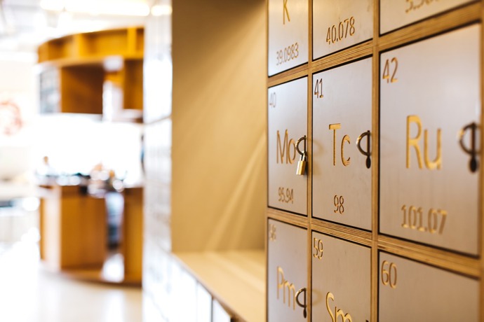 30. Zámek. Na hostelích bývají k dispozici uzamykatelné skříňky. Ne všude ale poskytnou bezpečnostní zámek. Vybavte nadšeného cestovatele i pro tyto situace.