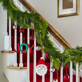 4. Omotejte zábradlí girlandou a navěste na něj vánoční ozdoby. Nebo sušené pomeranče a křížaly.