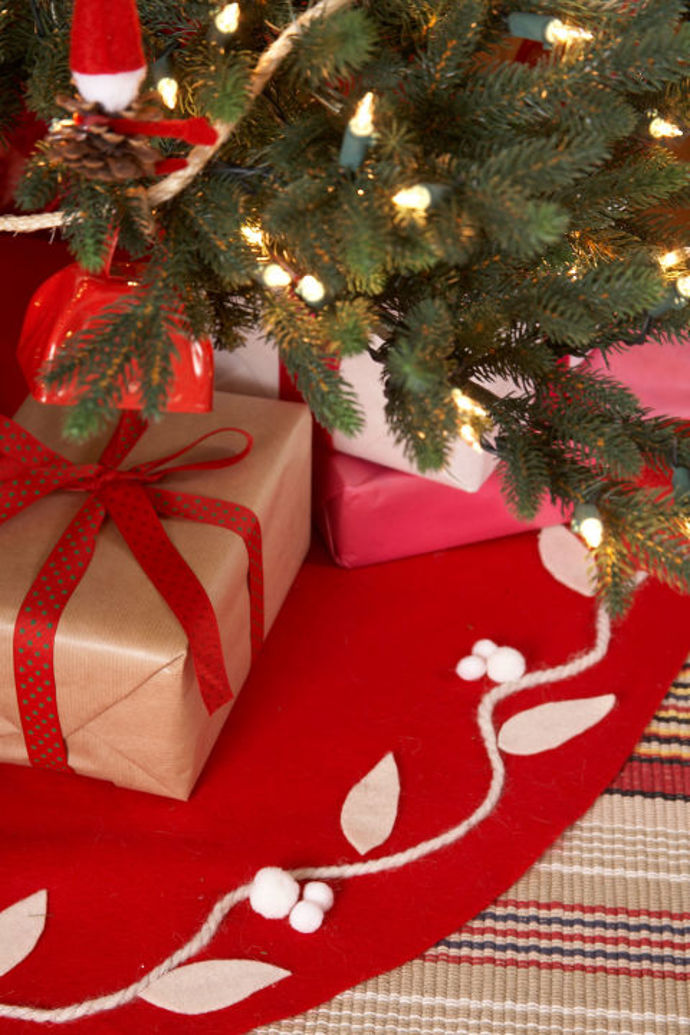 11. Názory na investici do ozdobného stojanu na stromeček se liší. Pokud není vidět, jeví se koupě toho luxusního jako zbytečná. To neplatí o koberečku pod stromeček! Nechá vyniknout krásně rostlé jedličce nebo smrčku. Slaďte ho se zbytkem interiéru.