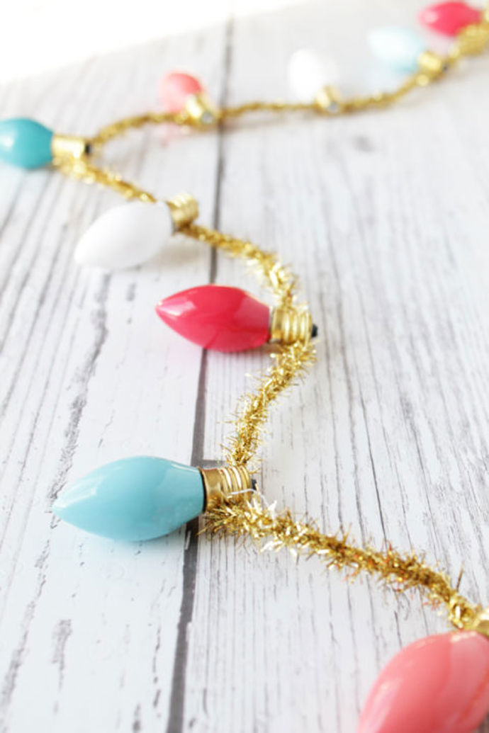 14. Vánoční světýlka promění i ten nejstudenější kout v místo, kde se budete chtít schoulit s knížkou a šálkem horkého kakaa...