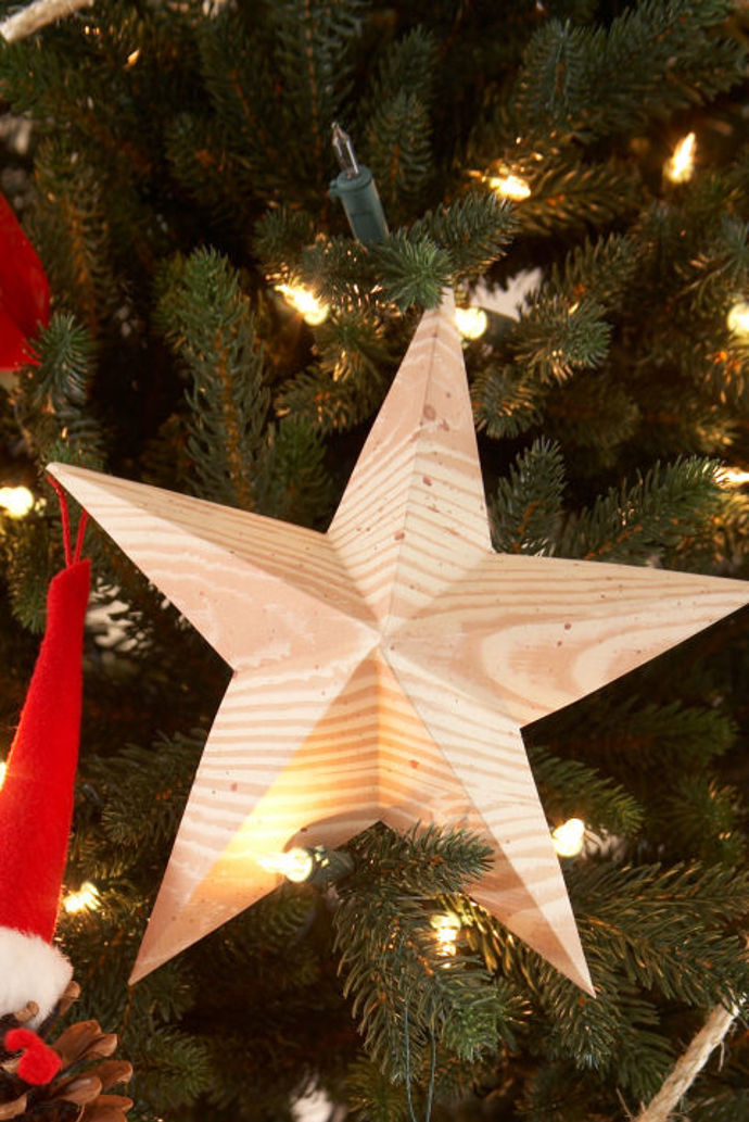 20. Ať už ji posadíte na samotný vrchol stromečku, nebo kamkoliv jinam, vnese do interiéru vánoční světlo. Hvězda je symbolem snů, štěstí i splněných přání. Tak ji nechte zazářit...