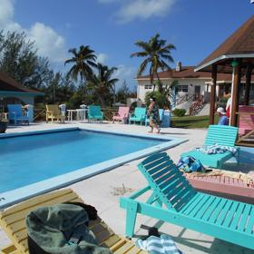 GALERIE: Zákaz vstupu hubeňourům. Tento hotel byl postaven na míru obézním lidem