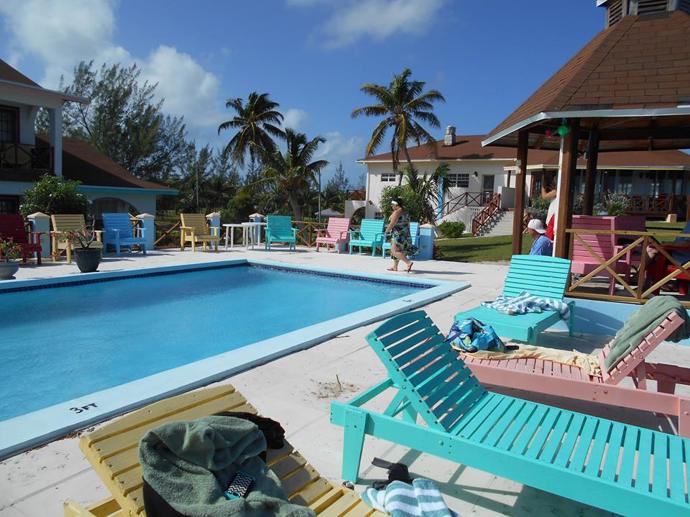 GALERIE: Zákaz vstupu hubeňourům. Tento hotel byl postaven na míru obézním lidem