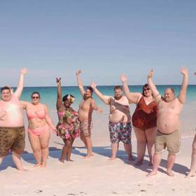 GALERIE: Zákaz vstupu hubeňourům. Tento hotel byl postaven na míru obézním lidem