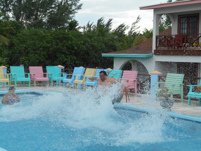 GALERIE: Zákaz vstupu hubeňourům. Tento hotel byl postaven na míru obézním lidem