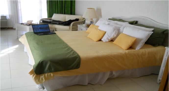 GALERIE: Zákaz vstupu hubeňourům. Tento hotel byl postaven na míru obézním lidem