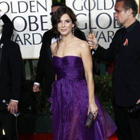 2. Šperky v antracitovém odstínu si s purpurovou rozumí. Podtrhují její hloubku.