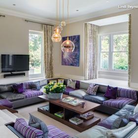 3. Barva nadcházejícího roku neuchvacuje na první dobrou, ale pomalu si pozorovatele omotává. Díky tomu ji můžete v interiéru aplikovat i ve větších dávkách.