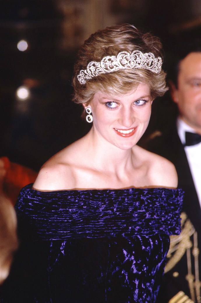 5. To věděla i princezna Diana. Zkombinujete-li fialový samet s třpytivými stříbrnými šperky, budete vypadat přímo královsky.