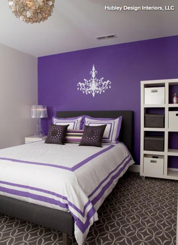 6. Nevíte-li, s čím trendy barvu spojit, vsaďte na jistotu v podobě bílých a tmavě šedých doplňků.