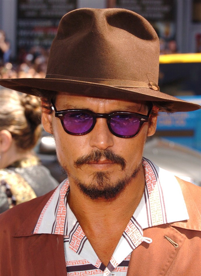 14. Odstín Ultra Violet si nárokuje pozornost i na malých plochách, jak dokazují stejně zabarvená skla Johnnyho Deppa.