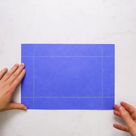 Na barevné čtvrtce si naznačíme linie dle fotografie.