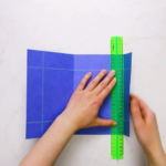 Podél pravítka čtvrtku přeložíme tak, jak lze vidět na obrázku výše.