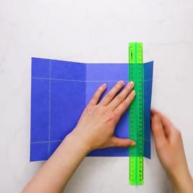 Podél pravítka čtvrtku přeložíme tak, jak lze vidět na obrázku výše.