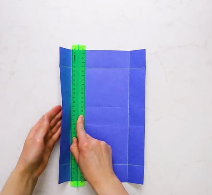 Podél pravítka přeložíme i druhou vodorovnou linii.