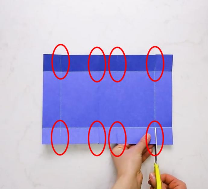 Čtvrtku nastřihneme v místech označených červeným kroužkem.