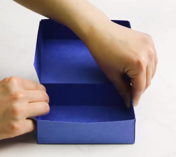 Nakonec čtvrtku přeložíme v půli a slepíme spodní část krabičky.