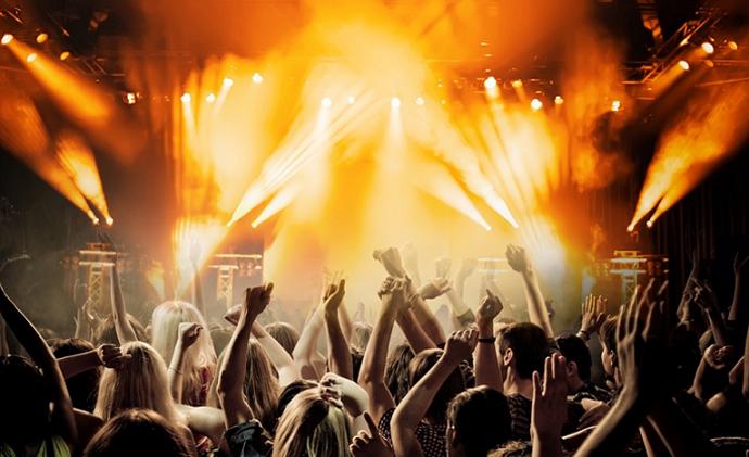 Volný čas využijte i na to, abyste se kulturně vzdělali.Popijte si třeba na při koncertě.