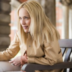 Vystudovala tvůrčí psaní a výtvarné umění.